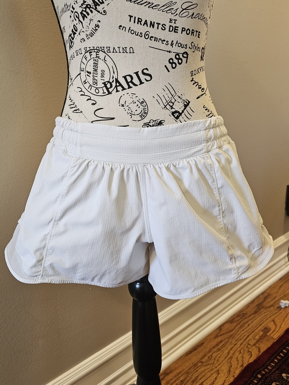 Lululemon Hotty Hot low rise shorts white size 6, 2 inch inseam